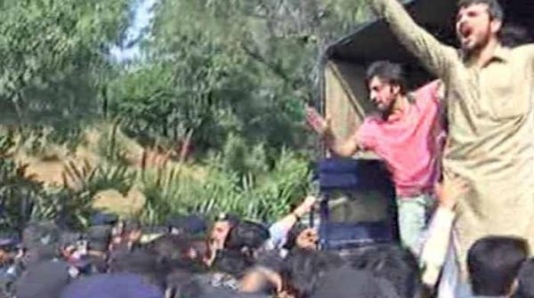 اسلام آبادجي قائداعظم يونيورسٽي ۾ ٻيهر احتجاج شروع، هڪ سو شاگرد گرفتار ٿي ويا